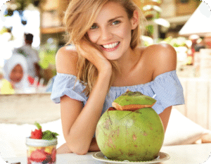 co-gai-ngoi-uong-nuoc-dua